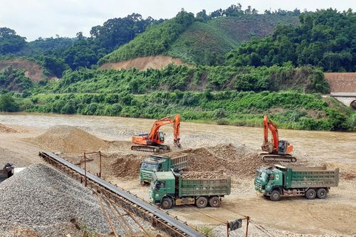 Nhiều vi phạm tại các dự án khai thác cát trên sông Hồng
