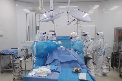 Mổ khẩn cấp thành công cho sản phụ tại khu điều trị bệnh nhân Covid-19