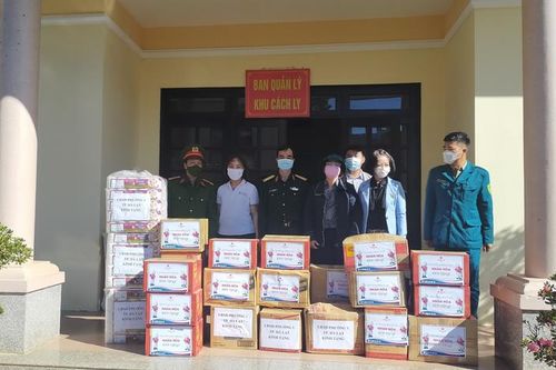 Đà Lạt: Tặng nhu yếu phẩm cho khu cách ly