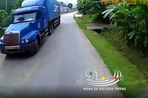 Tài xế kêu thất thanh, hồn xiêu phách lạc sau tình huống em bé chạy sang đường