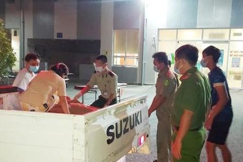 Mâu thuẫn với vợ, thanh niên đâm dao vào ngực, được công an đưa đi cấp cứu