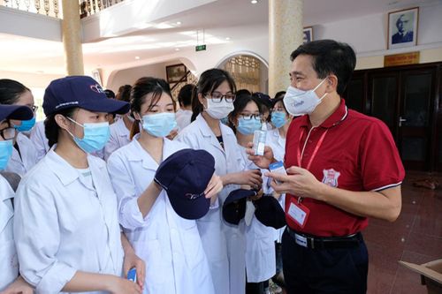 Các trường đào tạo ngành sức khỏe hoãn thi, hoãn khai giảng để chống dịch
