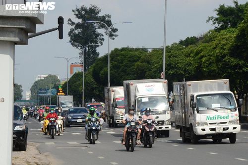 Xe cộ ùn ùn ra đường tại TP.HCM như chưa hề có dịch