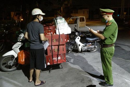 Xử lý 50 người ra đường không rõ lý do, vi phạm giãn cách xã hội