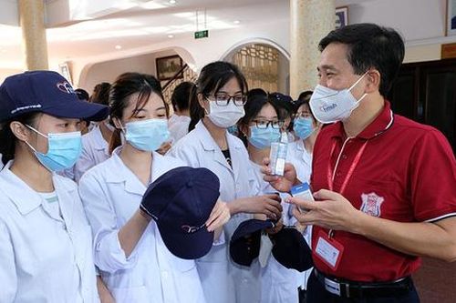 Bộ Y tế: Các cơ sở đào tạo khối ngành sức khỏe tạm hoãn thi, khai giảng để tham gia chống dịch COVID-19