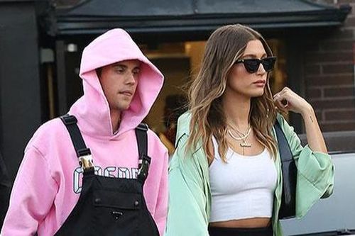 Diện phong cách 'ông một đằng, bà một nẻo', vợ chồng Justin Bieber có còn gây tranh cãi?