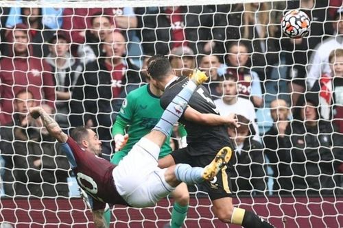Siêu phẩm 'ngả bàn đèn' trong chiến thắng của Aston Villa