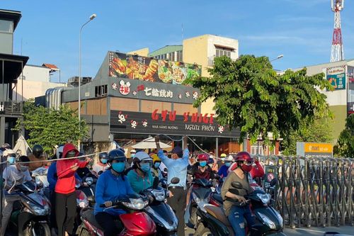 Người dân TP.HCM xếp hàng từ 4h30 đợi siêu thị mở cửa