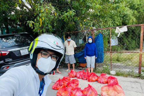 Nhóm của 'thầy nhiều râu' chở thực phẩm cho người nghèo ở TP.HCM