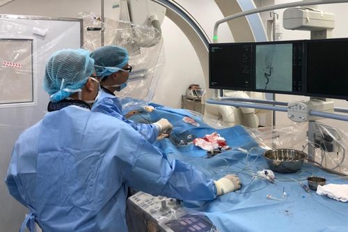 Bệnh nhân đột ngột bị liệt nửa người do đột quỵ