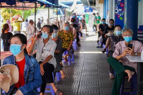 Người dân xếp hàng trật tự vào siêu thị ở TP.HCM