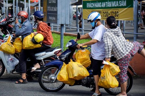 Người dân TP.HCM thoải mái mua sắm hàng hóa sáng 22/8