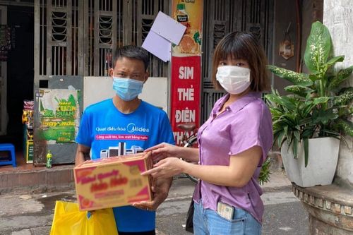 Cư dân xóm chạy thận được giúp đỡ trong dịch