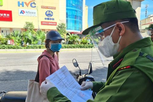Hà Nội: Xử phạt hơn 800 trường hợp vi phạm phòng chống dịch, đối tượng 'thông chốt' đâm cán bộ công an