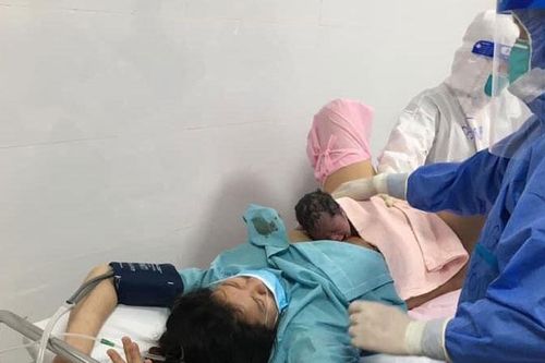 Bé trai có mẹ F0 chào đời giữa 'tâm dịch' tại Đồng Nai