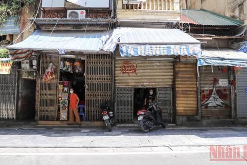 Hình ảnh chưa từng có ở phố Hàng Mã ngày Rằm tháng 7