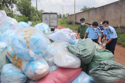 Phát hiện hơn 1 tấn khẩu trang y tế không rõ nguồn gốc