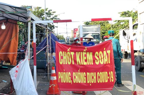 Bình Dương hỗ trợ người dân ở vùng 'khóa chặt, đông cứng'