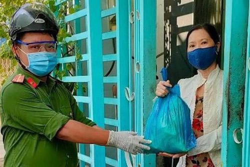 Chiến sĩ công an giúp dân lúc gian khó