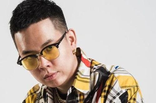 Rapper đình đám bồ cũ siêu mẫu Minh Tú cầm thứ gì trên tay mà bị netizen chỉ trích dữ dội?