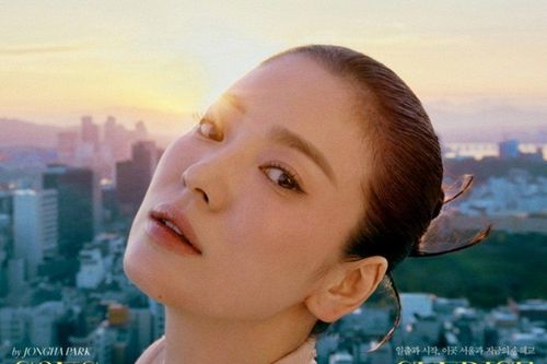 Song Hye Kyo lên bìa tạp chí 'Kẻ thứ ba', Yoo Ah In bày tỏ tình cảm đặc biệt