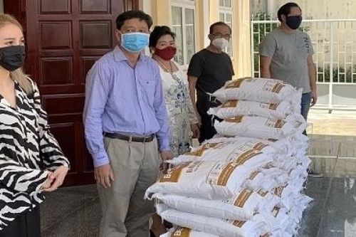 Phát quà cứu trợ các hộ gia đình khó khăn tại Campuchia nhân Lễ Vu Lan