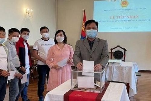 Đại sứ quán Việt Nam tại Mông Cổ tiếp nhận quyên góp ủng hộ Quỹ phòng, chống dịch Covid-19