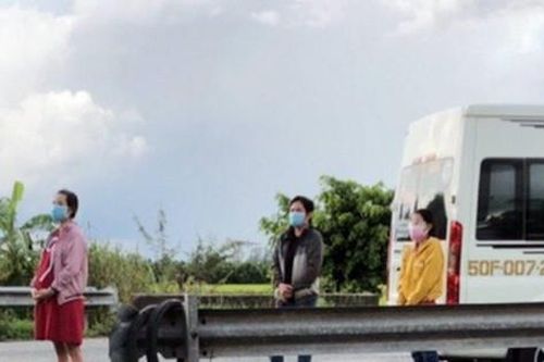 Ba người đeo khăn tang để 'thông chốt' kiểm dịch về quê