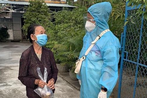 Hai cô gái xứ Nẫu kho cá yêu thương gửi tặng người già neo đơn vùng dịch