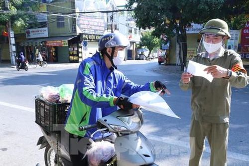 Shipper 'hái tiền' những ngày thành phố Vinh giãn cách xã hội