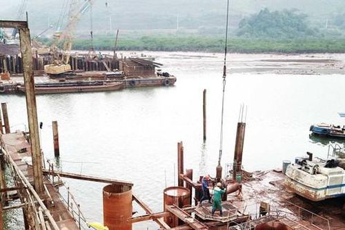 Đang thi công dự án cao tốc, một công nhân rơi xuống biển mất tích
