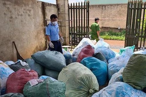 Phát hiện cơ sở tái chế khẩu trang để tung ra thị trường