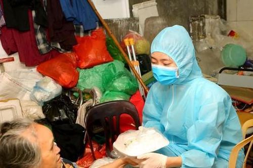 Hoa hậu Đỗ Thị Hà đồng hành trao hàng vạn suất ăn đến người nghèo ở Hà Nội