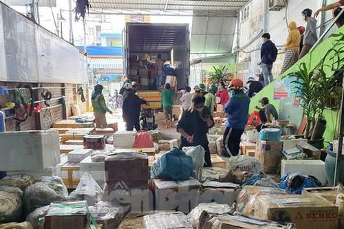 Người dân TPHCM 'chạy đua' nhận hàng cứu trợ từ quê