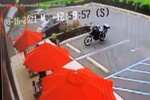 Cả gia đình ngồi trong nhà hàng ăn trưa suýt bị ô tô rơi trúng