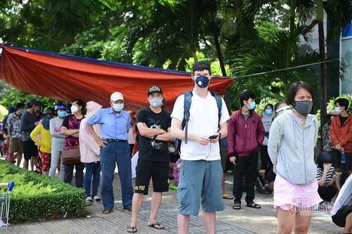 Siêu thị ở TP.HCM nơi vắng vẻ, nơi xếp hàng dài trước ngày siết chặt giãn cách