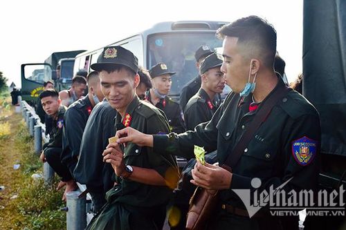 Ăn lương khô, cảnh sát cơ động hành quân xuyên đêm đi chống dịch