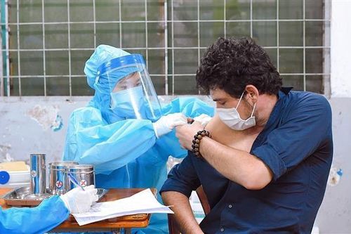 TP. HCM bắt giam người sắp xếp tiêm vaccine không đúng đối tượng