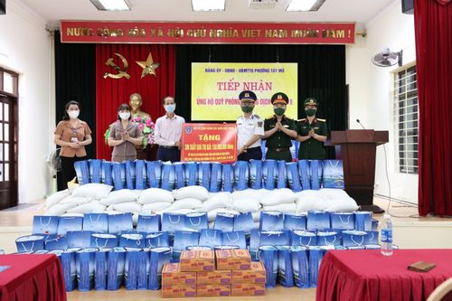 Bộ Tư lệnh Cảnh sát biển trao tặng quà cho người dân bị ảnh hưởng bởi COVID-19