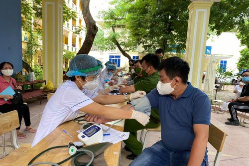 Vì sao nhiều người khi đi tiêm vaccine COVID-19 lại tăng huyết áp đột ngột?