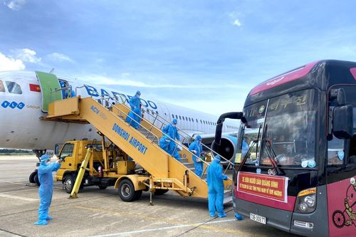 Chuyến bay đưa phụ nữ mang thai, trẻ em từ TP Hồ Chí Minh về Quảng Bình