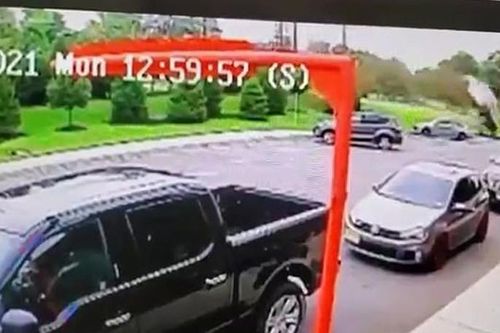 Ô tô mất kiểm soát lao vào nhà hàng Mỹ, cả nhà đang ăn trưa may mắn thoát chết