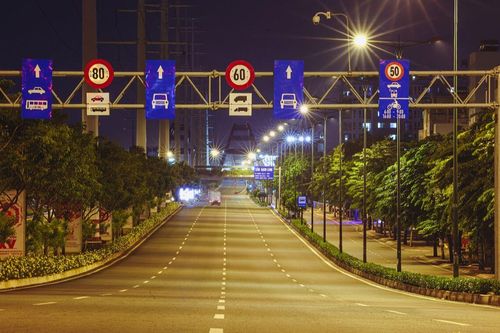 Đường phố Sài Gòn vắng tanh trước ngày 'ai ở đâu ở yên đó'