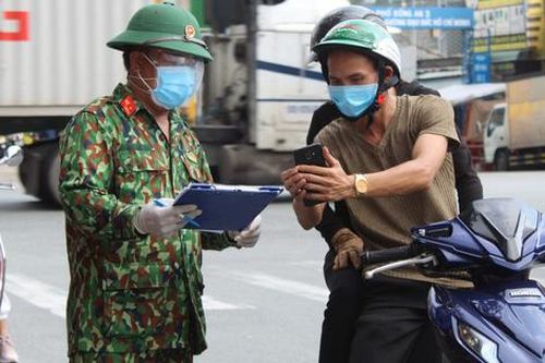 Bình Dương: Quân đội cung ứng lương thực cho người dân 11 phường 'khóa chặt, đông cứng'