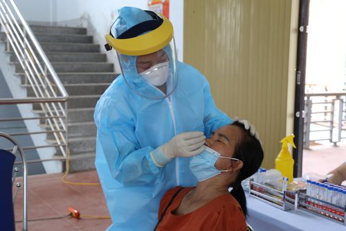 Những nữ chiến sỹ cầm 'test'