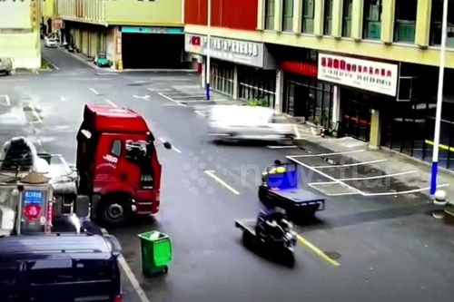 Ô tô lao như tên bắn đâm xuyên cửa hàng vì tài xế nhầm chân ga