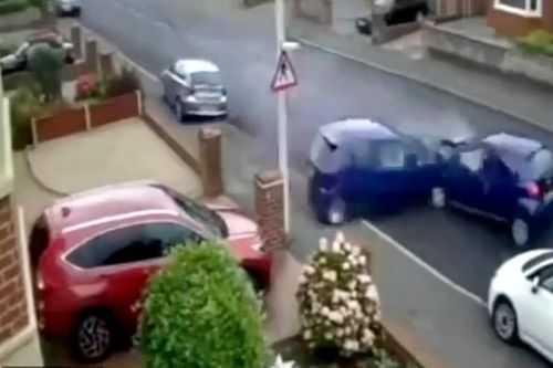 Va chạm ở tốc độ kinh hoàng, Ford Fiesta văng đi đâm tiếp 3 xe đang dừng đỗ