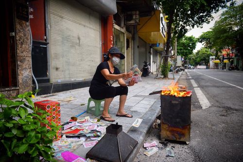 Vỉa hè, lòng đường Hà Nội nghi ngút khói ngày rằm tháng 7