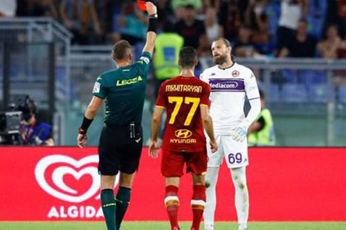 AS Roma của Mourinho thắng kịch tính trong trận cầu 2 thẻ đỏ