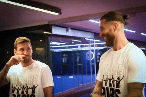 Cảnh Messi và Ramos chờ chào sân ở PSG